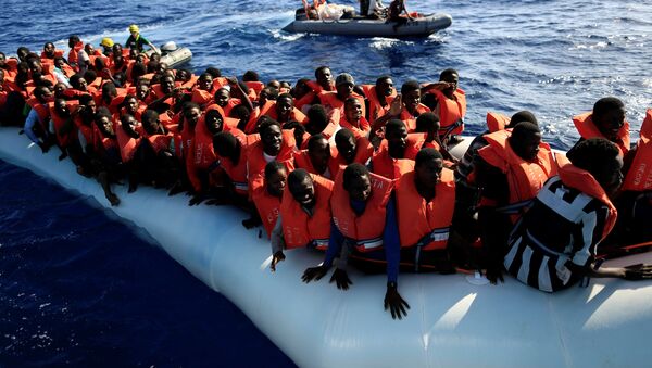 Los migrantes africanos en el barco (archivo) - Sputnik Mundo