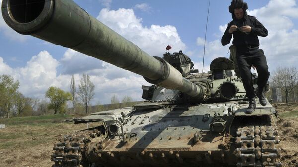 Militar sobre un tanque del Ejército de Ucrania (archivo) - Sputnik Mundo