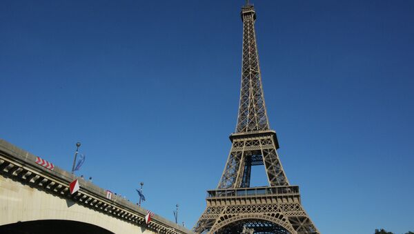 La torre Eiffel en París - Sputnik Mundo