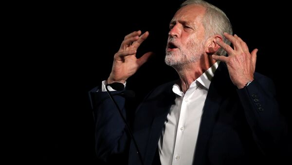 Britain's Labour leader Jeremy Corbyn speaks at a rally in advance of tonight's debate with Owen Smith at a Labour Leadership Campaign event in Glasgow, Scotland, August 25, 2016. - Sputnik Mundo