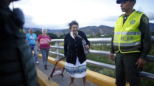 Una mujer cruza la frontera entre Venezuela y Colombia (archivo) - Sputnik Mundo
