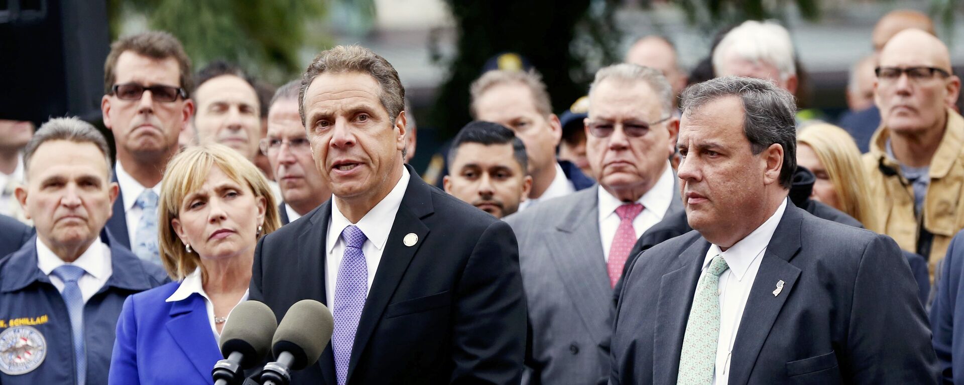New Jersey Governor Chris Christie (R) looks on as New York Governor Andrew Cuomo speaks to media after a New Jersey Transit train derailed and crashed through the station in Hoboken, New Jersey, U.S. September 29, 2016. - Sputnik Mundo, 1920, 03.08.2021