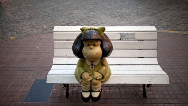 A Statue of Mafalda, the main character of the comic strip by Argentine cartoonist Joaquin Salvador Lavado, better known as Quino, sits on a bench in Buenos Aires, Argentina, Wednesday, April 23, 2014. - Sputnik Mundo