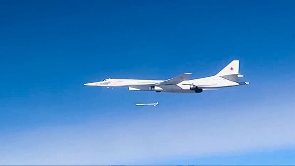 Un Tu-160 lanzando un misil de crucero Kh-555 contra Daesh en Siria - Sputnik Mundo