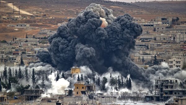 Ataque de la coalición liderada por EEUU en Siria (archivo) - Sputnik Mundo
