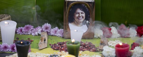 Foto de Berta Cáceres en un altar levantado en su memoria Foto de Berta Cáceres en un altar levantado en su memoria - Sputnik Mundo