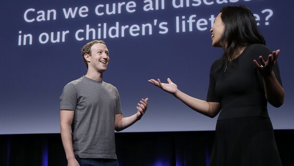 Mark Zuckerberg y su esposa, Priscilla Chan - Sputnik Mundo