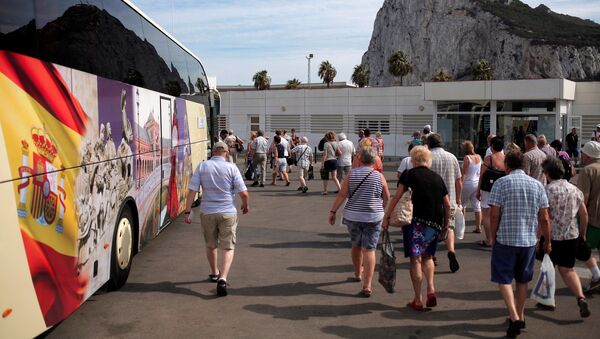 Tourists walk to get into a bus after leaving the British territory of Gibraltar, at its border with Spain, in La Linea de la Concepcion - Sputnik Mundo