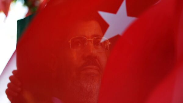 Retrato del expresidente egipcio, Mohamed Mursi, y la bandera turca - Sputnik Mundo