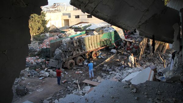 Un convoy humanitario de la ONU destruido en un bombardeo en Siria, el 19 de septiembre - Sputnik Mundo