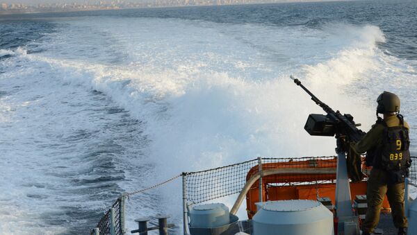 Buque israelí patrulla las costas de la Franja de Gaza - Sputnik Mundo