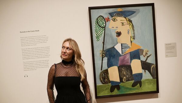 La nieta de Pablo Picasso, Diana Widmaier, junto al cuadro 'Maya con traje de marinero' en  la Galería Nacional de Retratos de Londres - Sputnik Mundo
