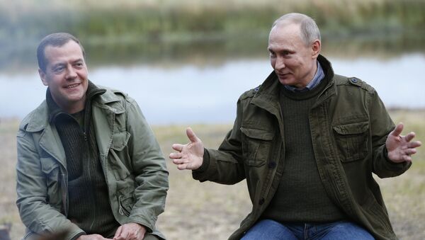 El primer ministro ruso Dmitri Medvédev y el presidente ruso Vladímir Putin - Sputnik Mundo