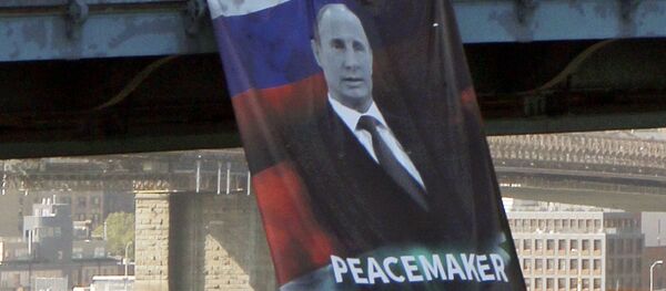 Un cartel gigante del presidente de Rusia, Vladímir Putin, en Nueva York Un cartel gigante del presidente de Rusia, Vladímir Putin, en Nueva York - Sputnik Mundo
