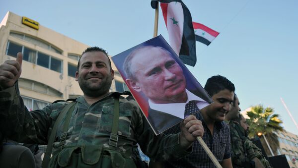 Militares sirios con los retratos de Putin en la ciudad de Tartus - Sputnik Mundo