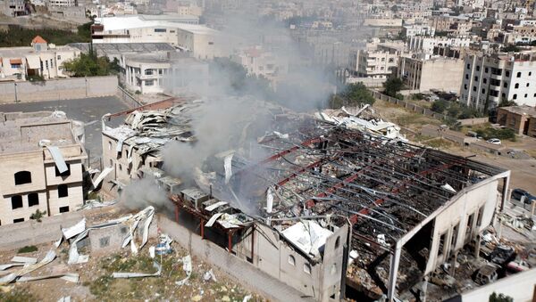 Las ruinas tras el ataque aéreo del 8 de octubre a una ceremonia funeraria en Saná, Yemen - Sputnik Mundo