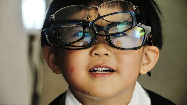 Un chico en gafas - Sputnik Mundo
