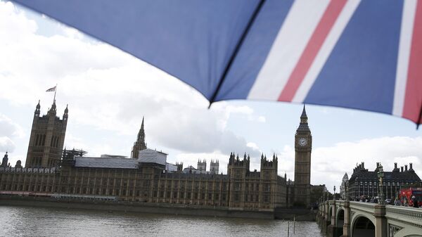 A Union flag coloured umbrella is seen at a souvenir stall opposite the Houses of Parliament in London - Sputnik Mundo