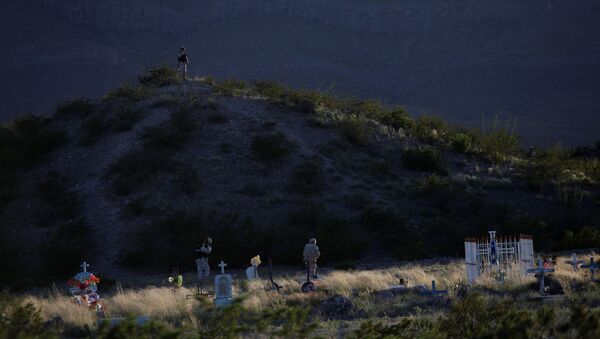 Soldados mexicanos examinan un cementerio - Sputnik Mundo