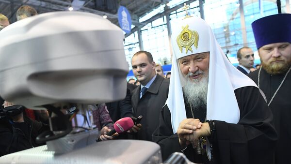 El heterodoxo encuentro entre el líder ortodoxo ruso Kiril y el androide Fedor - Sputnik Mundo