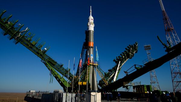 El cohete portador con la nave espacial Soyuz MS-02 en el cosmodromo de Baikonur - Sputnik Mundo