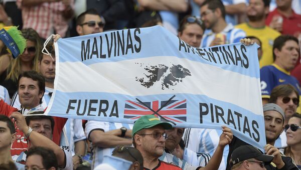 Bandera que respalda la causa argentina por las Islas Malvinas - Sputnik Mundo