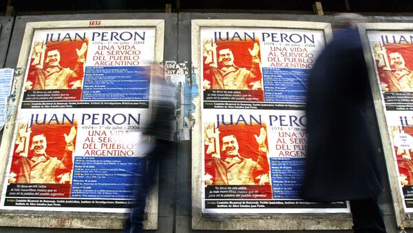 Las personas pasan por las carteles de Juan Domingo Perón - Sputnik Mundo