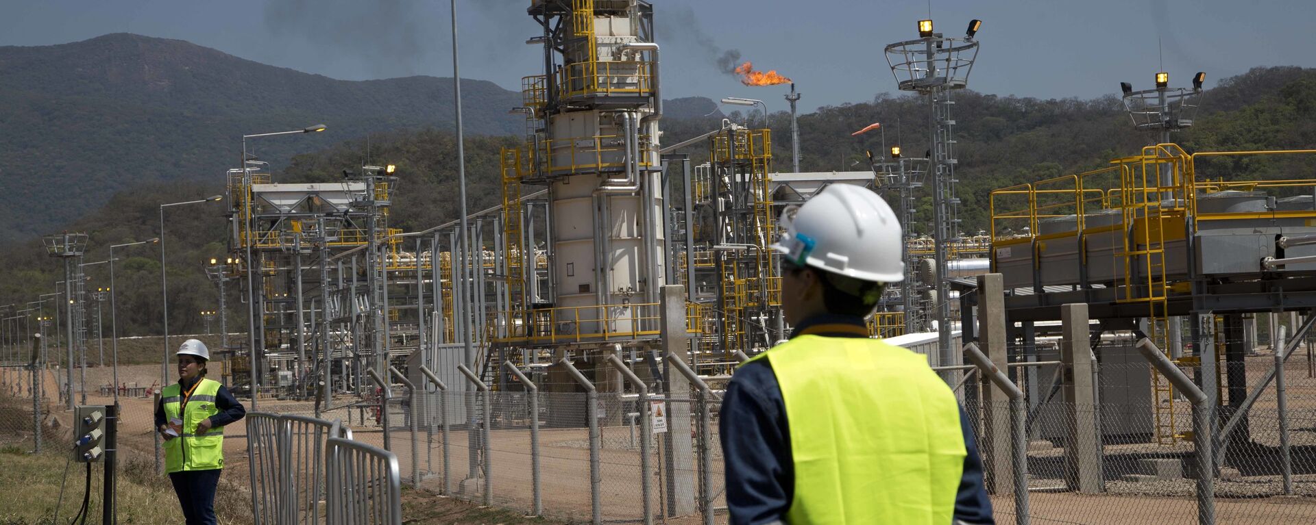 Oil workers stand at the new Incahuasi natural gas plant in Lagunillas, Bolivia, Friday, Sept. 16, 2016 - Sputnik Mundo, 1920, 14.04.2022