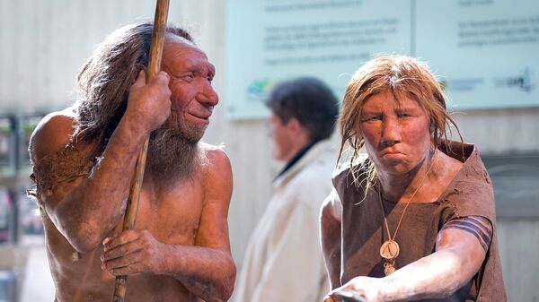 The prehistoric Neanderthal man N, left, is visited for the first time by another reconstruction of a homo neanderthalensis called Wilma, right, at the Neanderthal museum in Mettmann, Germany, Friday, March 20, 2009 - Sputnik Mundo