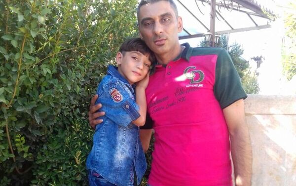 Alaa Al-Khaderi, padre de la familia con su hijo fallecido durante el incendio - Sputnik Mundo