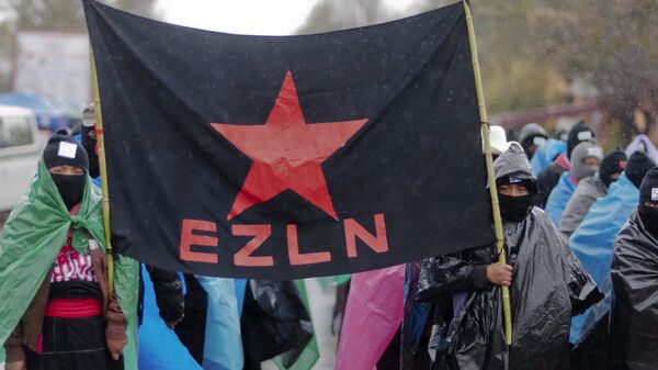 Mayan indigenous people with their faces covered, hold a flag of the Zapatista Army of National Liberation (EZLN) during a march in San Critobal de las Casa, Chiapas state, Mexico on December 21, 2012, - Sputnik Mundo