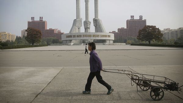 North Korean women walk past a monument built 11 years ago to honor the founding of the Workers' Party of North Korea on Saturday, Oct. 15, 2016, in Pyongyang, North Korea - Sputnik Mundo