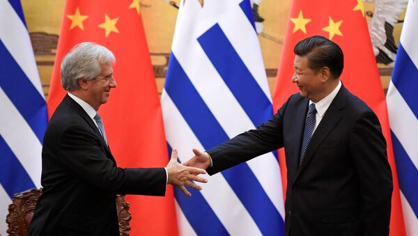 El presidente de China, Xi Jinping, y el presidente de Uruguay, Tabaré Vázquez (archivo) - Sputnik Mundo