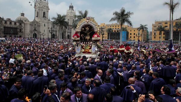 Procesión en honor al Señor de los Milagros, en Peru - Sputnik Mundo