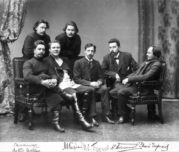 Iván Bunin (centro) junto a otros escritores de la época Iván Bunin (centro) junto a otros escritores de la época - Sputnik Mundo