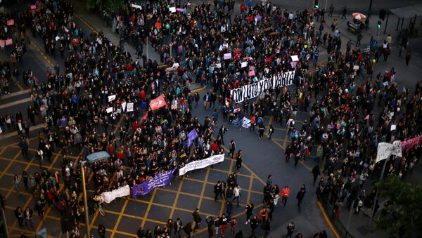 Marcha contra la violencia de género en Santiago, Chile, en 2016 - Sputnik Mundo