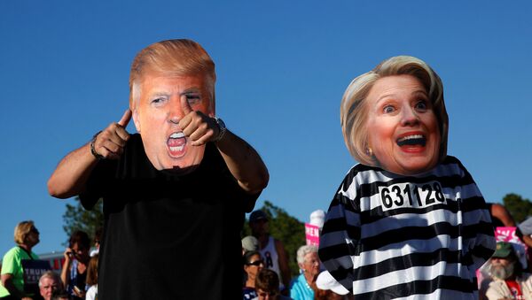 Máscaras de la candidata presidencial del gobernante Partido Demócrata de EEUU, Hillary Clinton, y candidato republicano, Donald Trump - Sputnik Mundo