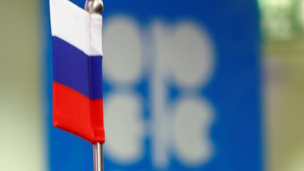 La bandera de Rusia y el logo de OPEP - Sputnik Mundo