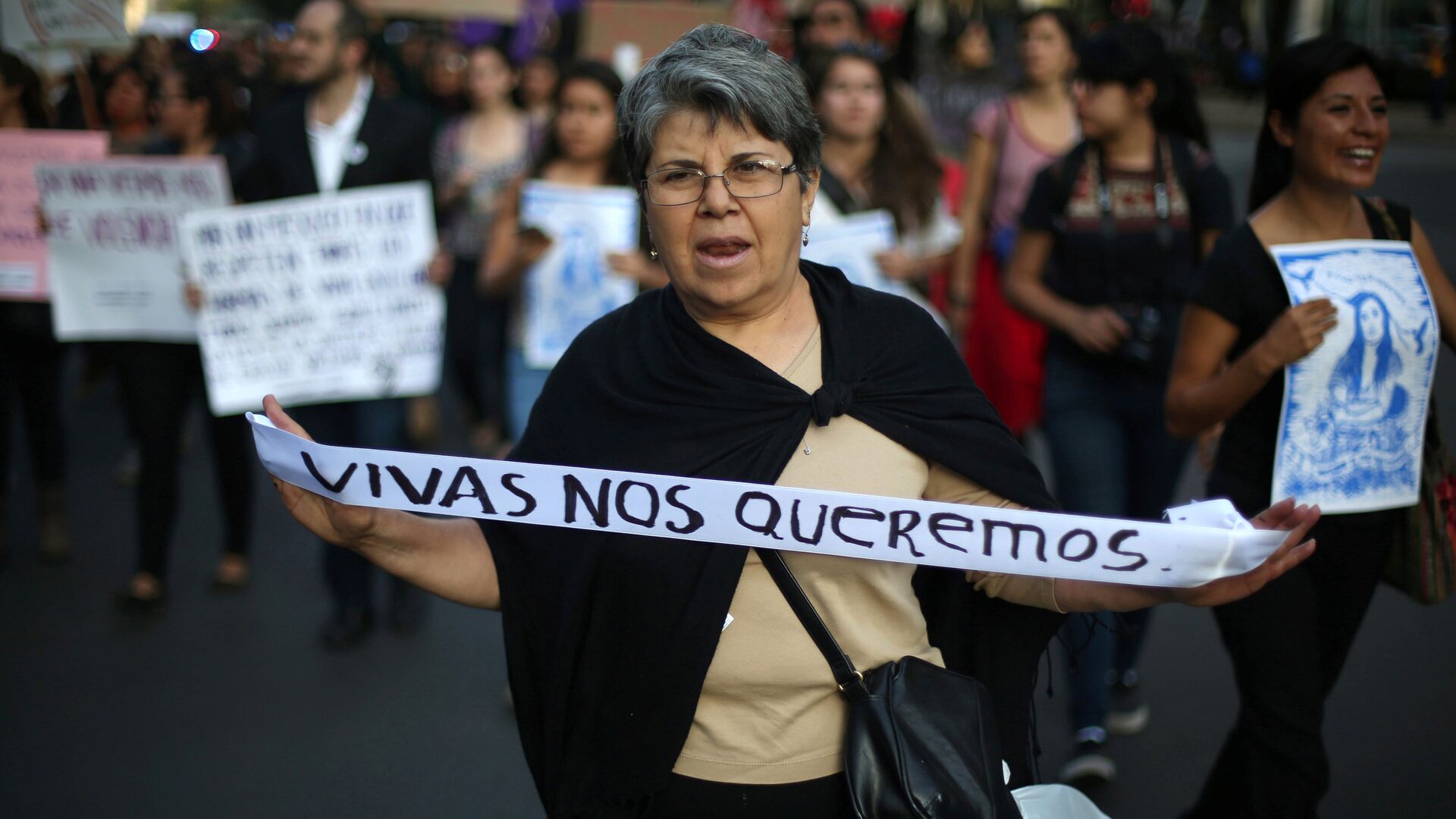 A woman takes part in a march to protest violence against women and the murder of a 16-year-old girl in a coastal town of Argentina last week, at Reforma avenue, in Mexico City, Mexico, October 19, 2016 - Sputnik Mundo, 1920, 27.08.2021