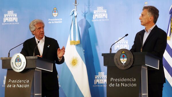 El presidente de Uruguay, Tabaré Vázquez y el presidente de Argentina, Mauricio Macri - Sputnik Mundo