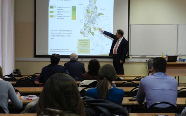 Dr. Hernando José Gómez Restrepo ofrece conferencia en Escuela Superior de Economía en Moscú - Sputnik Mundo