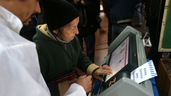 Una anciana argentina usando una máquina de voto electrónico (archivo) - Sputnik Mundo