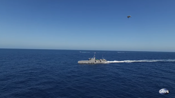 El buque de guerra antisubmarino autónomo de Darpa remolca una carga - Sputnik Mundo