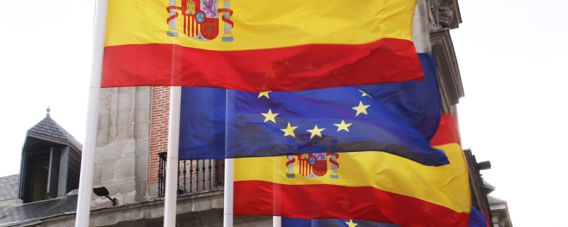 Banderas de España y la UE - Sputnik Mundo, 1920, 14.06.2022