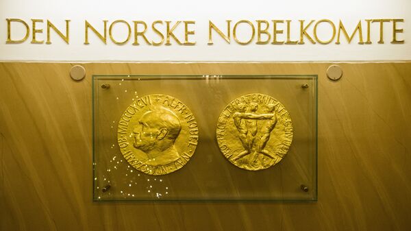 The two sides of the Nobel medal with the profile of Alfred Nobel on one side - Sputnik Mundo