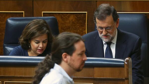Leader of Podemos party Iglesias walks past Spain's acting PM Rajoy and acting Deputy PM Saenz de Santamaria during the investiture debate at Parliament in Madrid, Spain - Sputnik Mundo