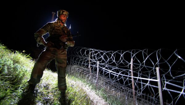 Un soldado de la India en Cachemira, frontera indio-pakistaní (archivo) - Sputnik Mundo