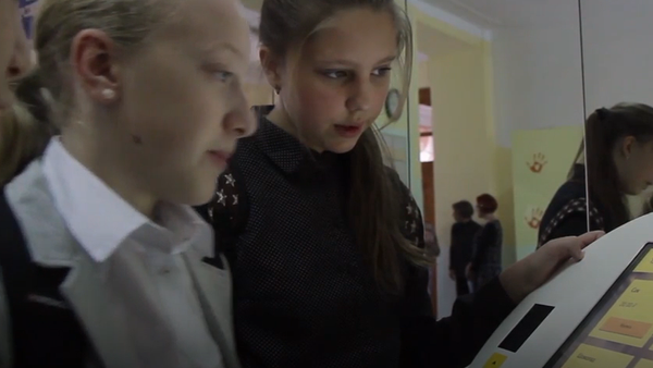 Alumnos de una escuela rusa pagan con la palma de la mano en el comedor - Sputnik Mundo