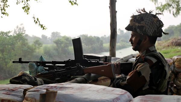 Un soldado guarda la frontera entre la India y Pakistán - Sputnik Mundo