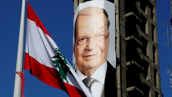 A Lebanese flag flutters near a picture of Christian politician and FPM founder Michel Aoun on a building prior to presidential elections in Beirut - Sputnik Mundo